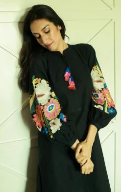 Nika1.0 Black Rose Sleeves Dress